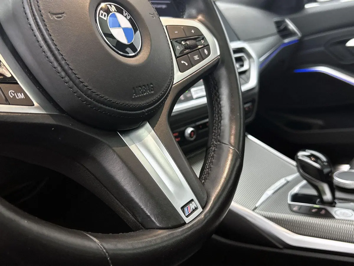 318i Executive Edition | M-SPORT | PANORAMADAK | APPLE CARPLAY - ANDROID AUTO | ELEKTRISCHE KOFFERKLEP | NAVIGATIE | CLIMATE CONTROL | CRUISE CONTROL | PARKEERSENSOREN |