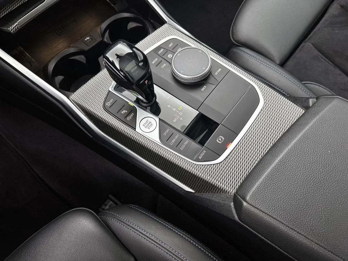 318i Executive Edition | M-SPORT | PANORAMADAK | APPLE CARPLAY - ANDROID AUTO | ELEKTRISCHE KOFFERKLEP | NAVIGATIE | CLIMATE CONTROL | CRUISE CONTROL | PARKEERSENSOREN |