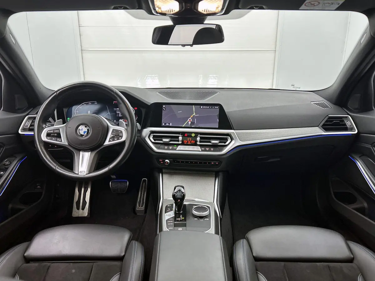 318i Executive Edition | M-SPORT | PANORAMADAK | APPLE CARPLAY - ANDROID AUTO | ELEKTRISCHE KOFFERKLEP | NAVIGATIE | CLIMATE CONTROL | CRUISE CONTROL | PARKEERSENSOREN |