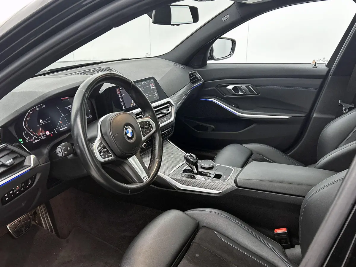 318i Executive Edition | M-SPORT | PANORAMADAK | APPLE CARPLAY - ANDROID AUTO | ELEKTRISCHE KOFFERKLEP | NAVIGATIE | CLIMATE CONTROL | CRUISE CONTROL | PARKEERSENSOREN |