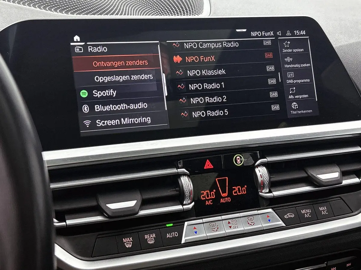 318i Executive Edition | M-SPORT | PANORAMADAK | APPLE CARPLAY - ANDROID AUTO | ELEKTRISCHE KOFFERKLEP | NAVIGATIE | CLIMATE CONTROL | CRUISE CONTROL | PARKEERSENSOREN |