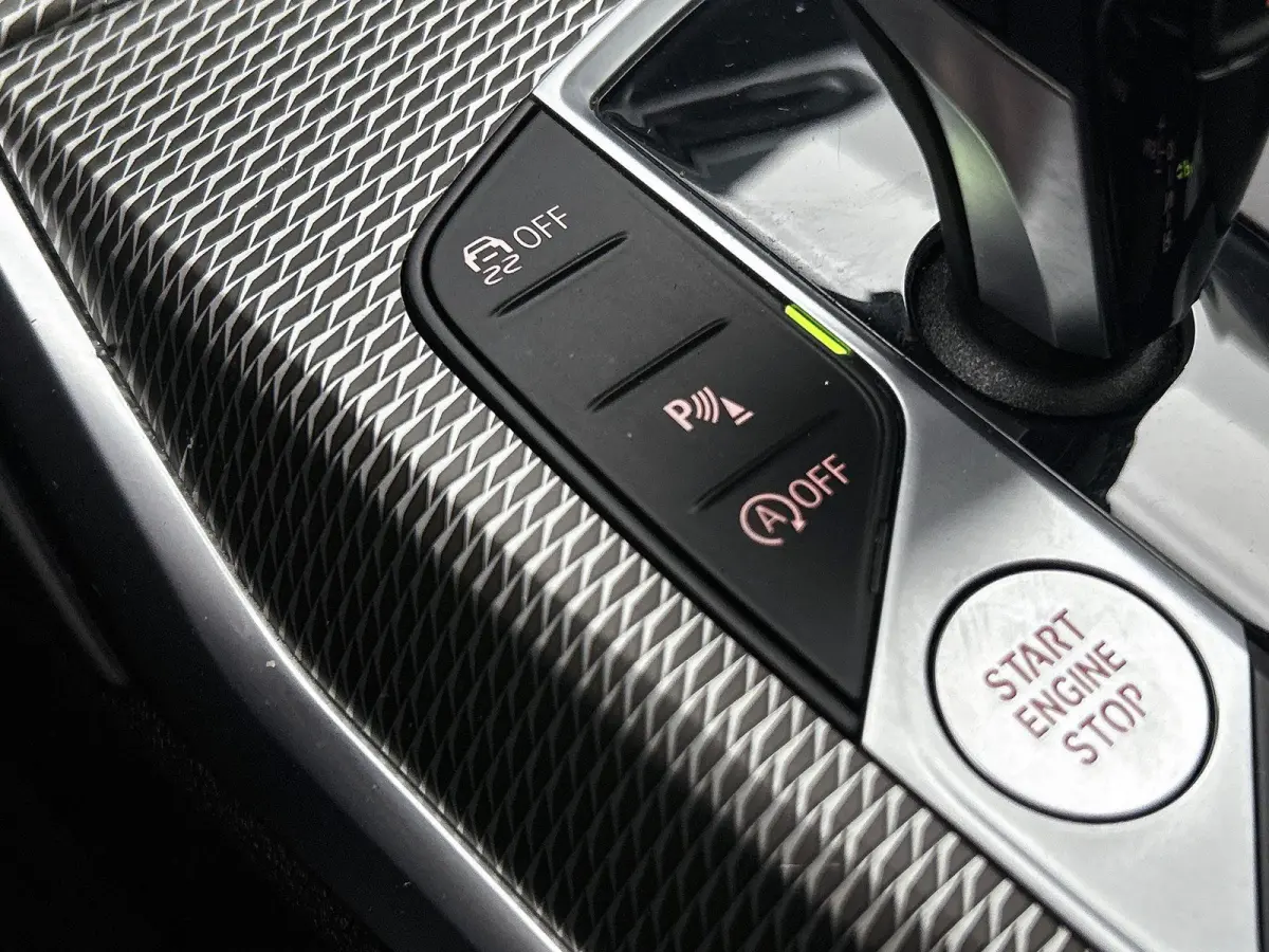 318i Executive Edition | M-SPORT | PANORAMADAK | APPLE CARPLAY - ANDROID AUTO | ELEKTRISCHE KOFFERKLEP | NAVIGATIE | CLIMATE CONTROL | CRUISE CONTROL | PARKEERSENSOREN |