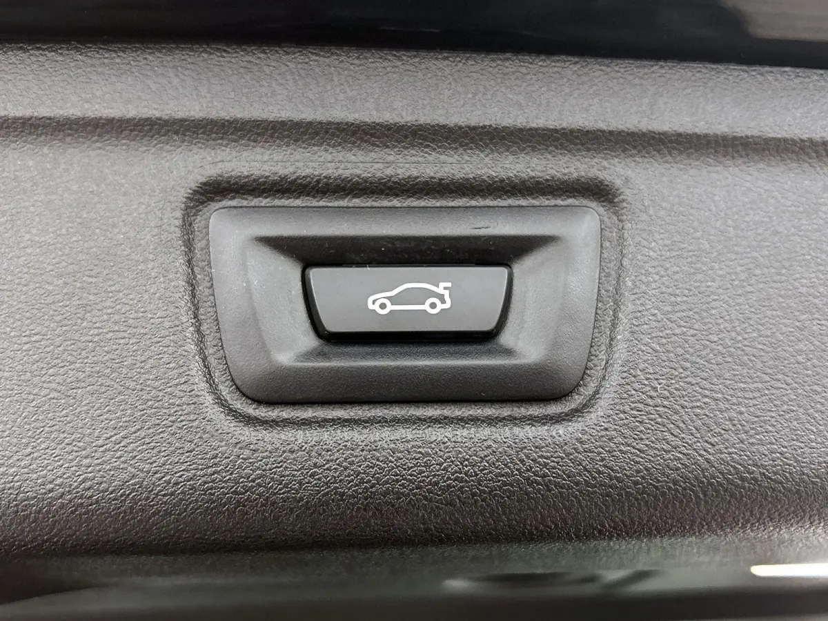 318i Executive Edition | M-SPORT | PANORAMADAK | APPLE CARPLAY - ANDROID AUTO | ELEKTRISCHE KOFFERKLEP | NAVIGATIE | CLIMATE CONTROL | CRUISE CONTROL | PARKEERSENSOREN |
