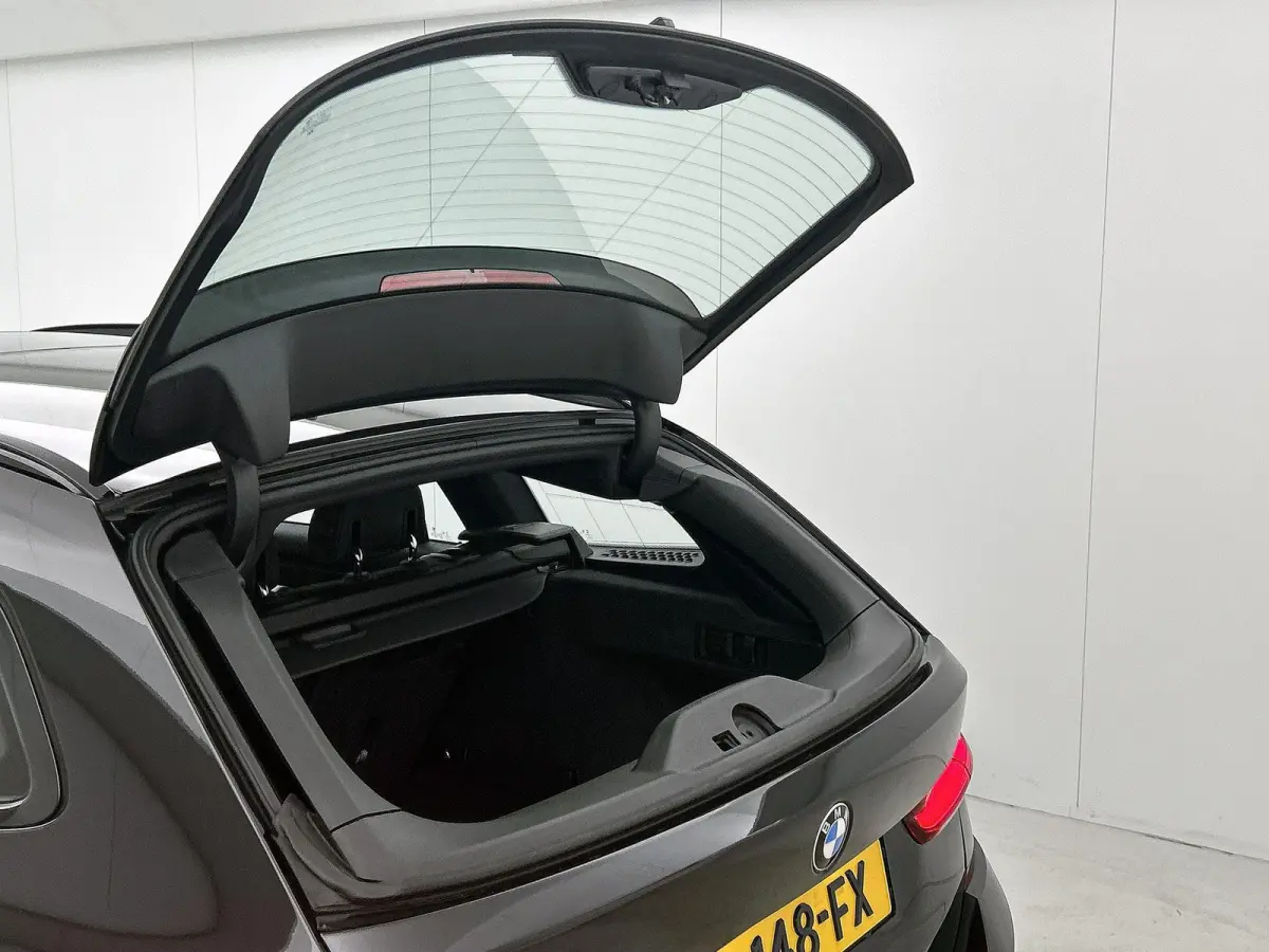 318i Executive Edition | M-SPORT | PANORAMADAK | APPLE CARPLAY - ANDROID AUTO | ELEKTRISCHE KOFFERKLEP | NAVIGATIE | CLIMATE CONTROL | CRUISE CONTROL | PARKEERSENSOREN |