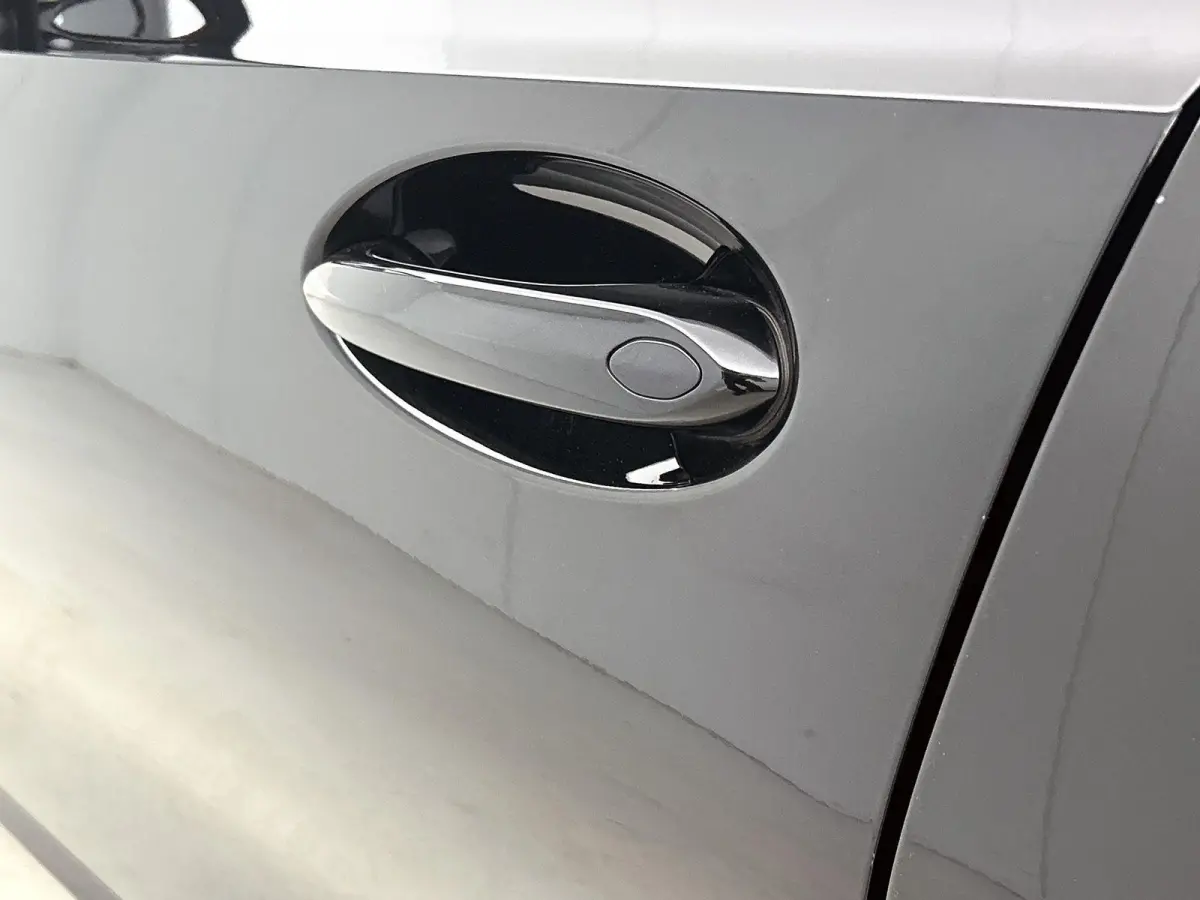 318i Executive Edition | M-SPORT | PANORAMADAK | APPLE CARPLAY - ANDROID AUTO | ELEKTRISCHE KOFFERKLEP | NAVIGATIE | CLIMATE CONTROL | CRUISE CONTROL | PARKEERSENSOREN |