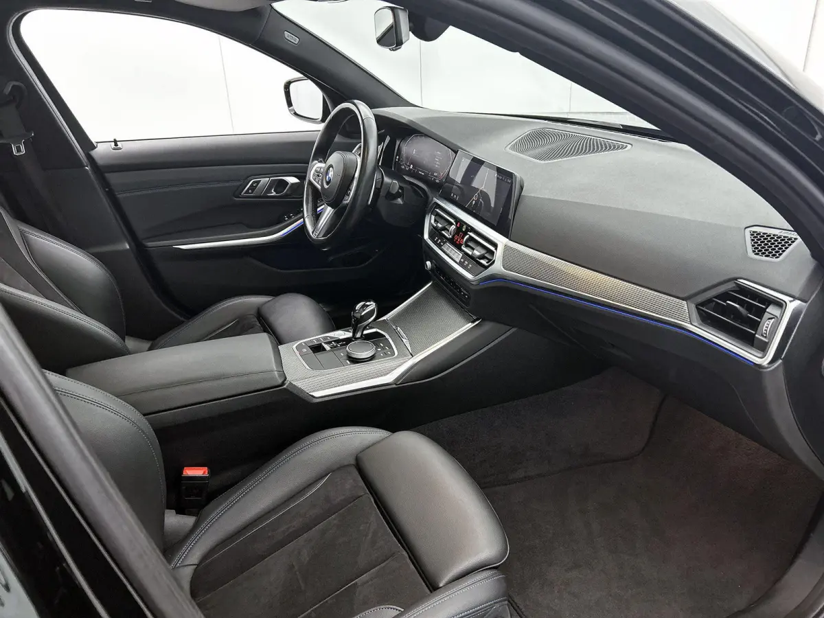 318i Executive Edition | M-SPORT | PANORAMADAK | APPLE CARPLAY - ANDROID AUTO | ELEKTRISCHE KOFFERKLEP | NAVIGATIE | CLIMATE CONTROL | CRUISE CONTROL | PARKEERSENSOREN |