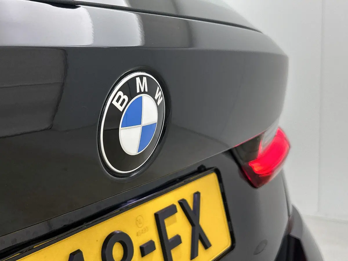 318i Executive Edition | M-SPORT | PANORAMADAK | APPLE CARPLAY - ANDROID AUTO | ELEKTRISCHE KOFFERKLEP | NAVIGATIE | CLIMATE CONTROL | CRUISE CONTROL | PARKEERSENSOREN |
