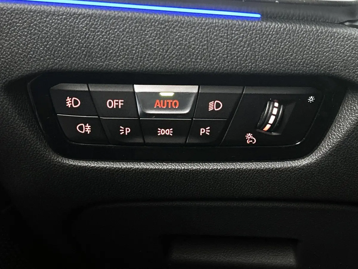 318i Executive Edition | M-SPORT | PANORAMADAK | APPLE CARPLAY - ANDROID AUTO | ELEKTRISCHE KOFFERKLEP | NAVIGATIE | CLIMATE CONTROL | CRUISE CONTROL | PARKEERSENSOREN |