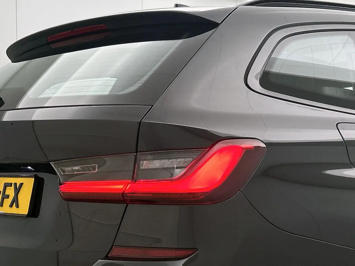 318i Executive Edition | M-SPORT | PANORAMADAK | APPLE CARPLAY - ANDROID AUTO | ELEKTRISCHE KOFFERKLEP | NAVIGATIE | CLIMATE CONTROL | CRUISE CONTROL | PARKEERSENSOREN |