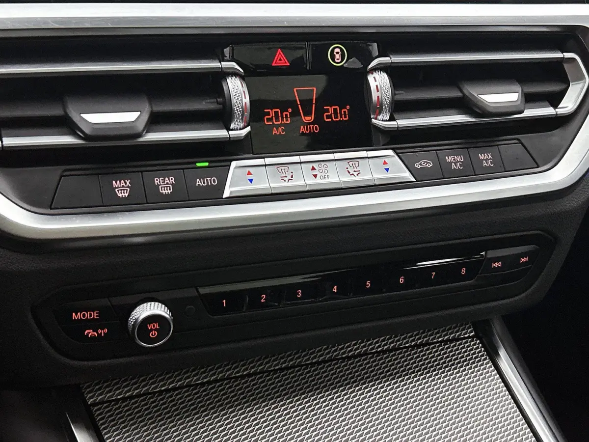318i Executive Edition | M-SPORT | PANORAMADAK | APPLE CARPLAY - ANDROID AUTO | ELEKTRISCHE KOFFERKLEP | NAVIGATIE | CLIMATE CONTROL | CRUISE CONTROL | PARKEERSENSOREN |