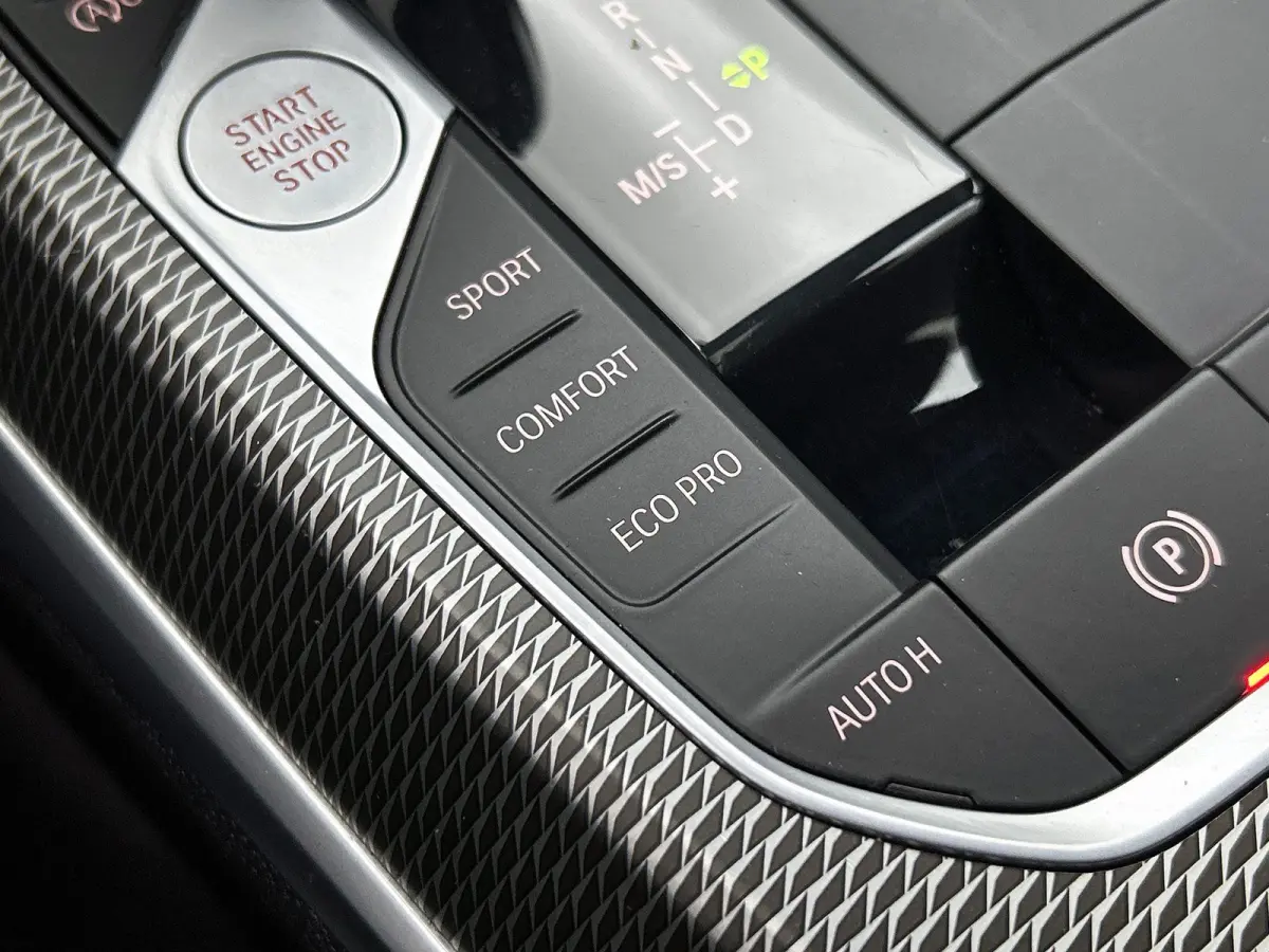 318i Executive Edition | M-SPORT | PANORAMADAK | APPLE CARPLAY - ANDROID AUTO | ELEKTRISCHE KOFFERKLEP | NAVIGATIE | CLIMATE CONTROL | CRUISE CONTROL | PARKEERSENSOREN |