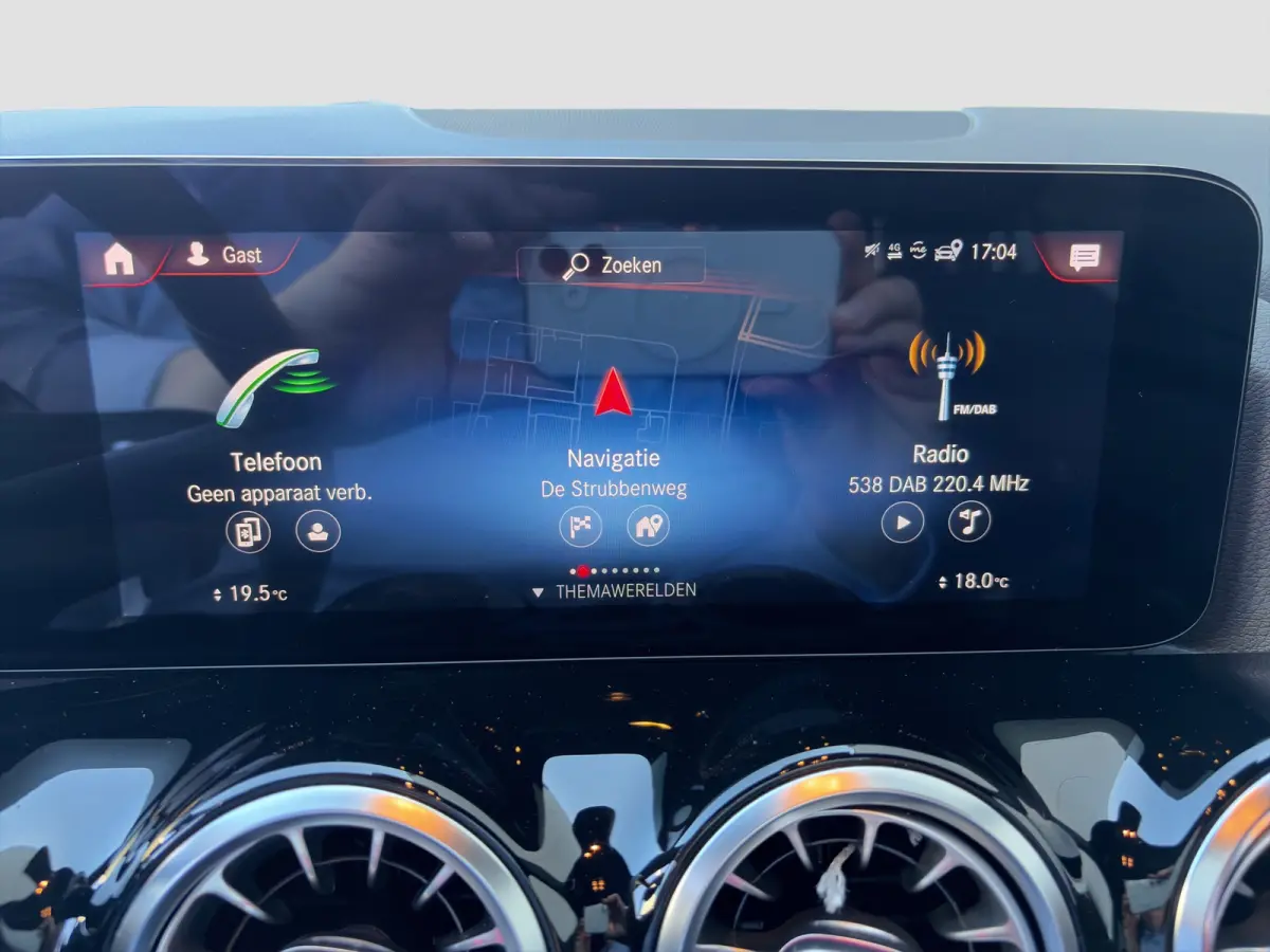 250e 160pk AMG Line | Camera | 19-inch velgen | Handsfree achterklep | Climate control | Navigatie | DAB | Metallic lak | Privacyglass | Stoelverwarming |
