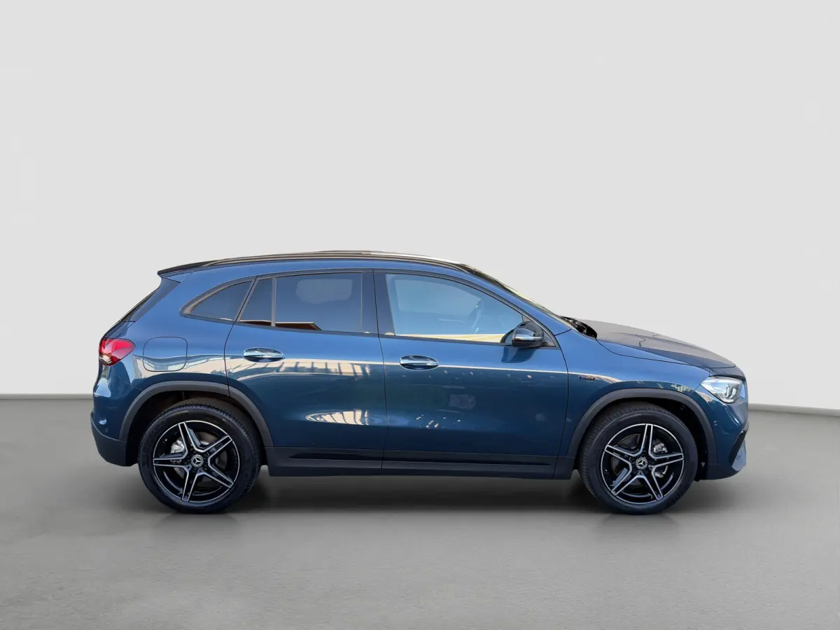 250e 160pk AMG Line | Camera | 19-inch velgen | Handsfree achterklep | Climate control | Navigatie | DAB | Metallic lak | Privacyglass | Stoelverwarming |