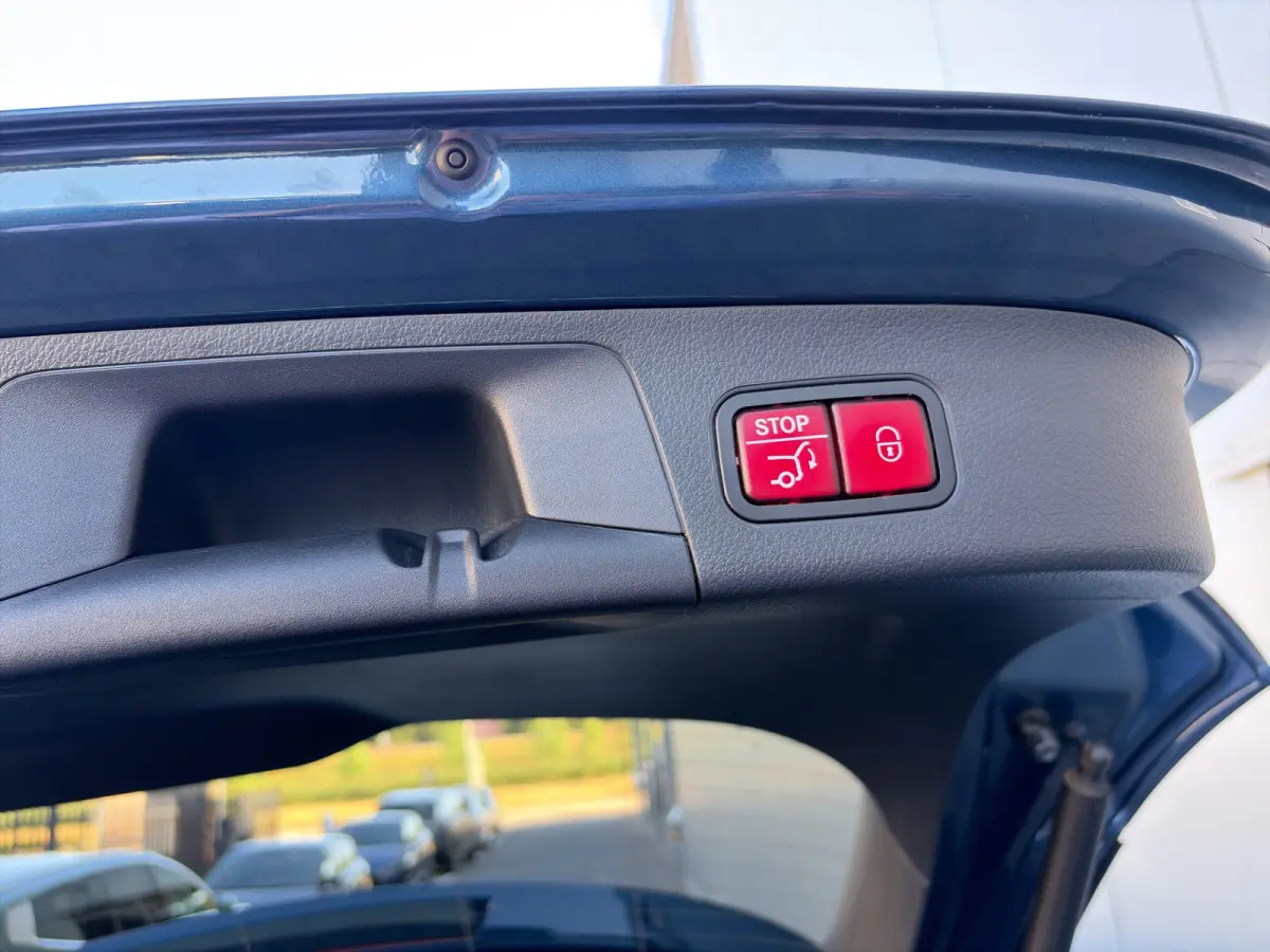250e 160pk AMG Line | Camera | 19-inch velgen | Handsfree achterklep | Climate control | Navigatie | DAB | Metallic lak | Privacyglass | Stoelverwarming |