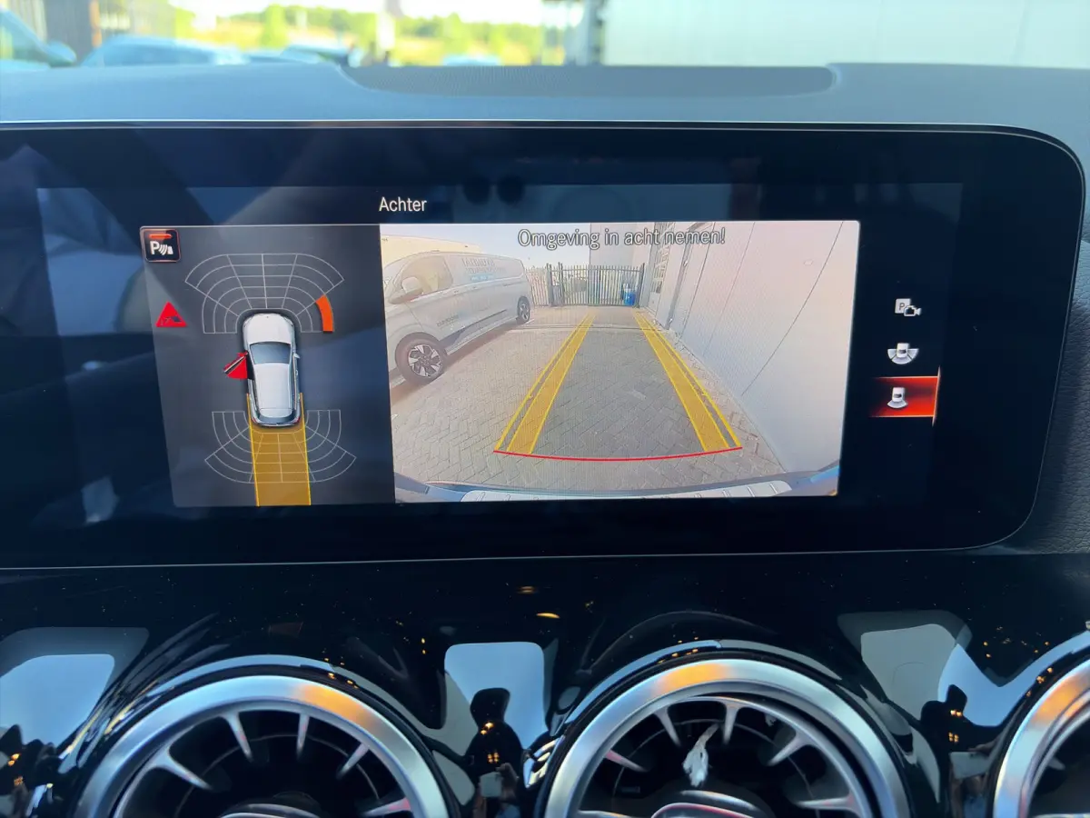 250e 160pk AMG Line | Camera | 19-inch velgen | Handsfree achterklep | Climate control | Navigatie | DAB | Metallic lak | Privacyglass | Stoelverwarming |