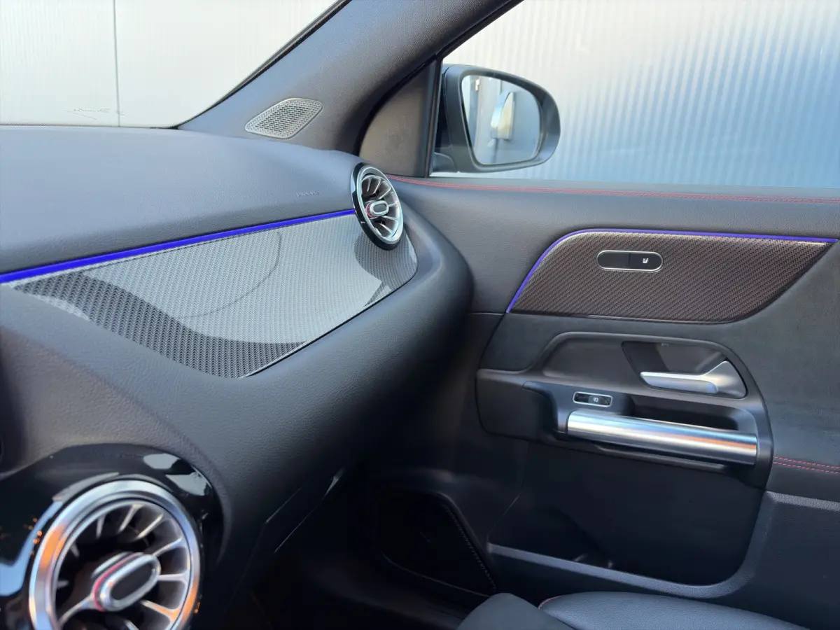 250e 160pk AMG Line | Camera | 19-inch velgen | Handsfree achterklep | Climate control | Navigatie | DAB | Metallic lak | Privacyglass | Stoelverwarming |