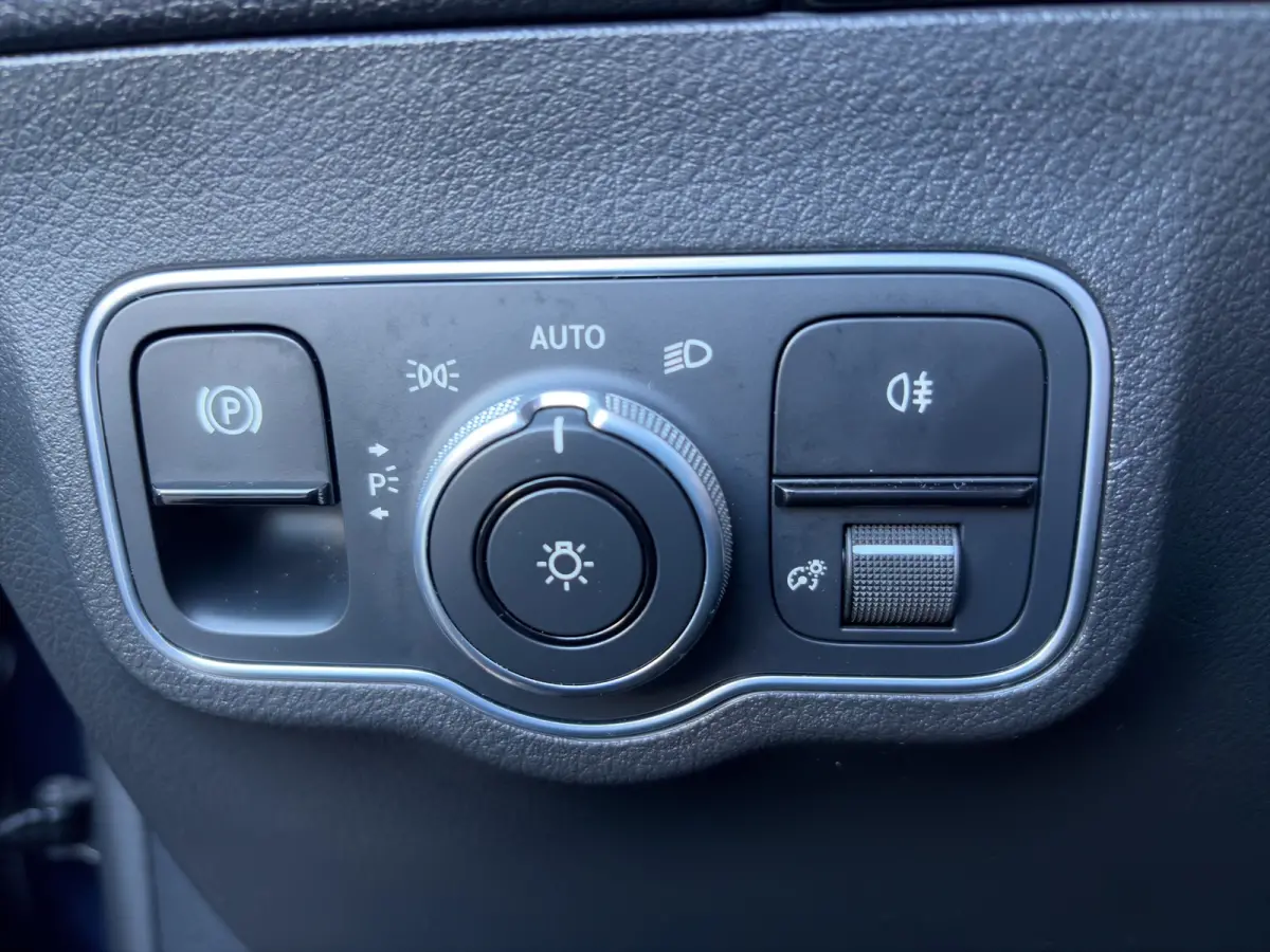 250e 160pk AMG Line | Camera | 19-inch velgen | Handsfree achterklep | Climate control | Navigatie | DAB | Metallic lak | Privacyglass | Stoelverwarming |