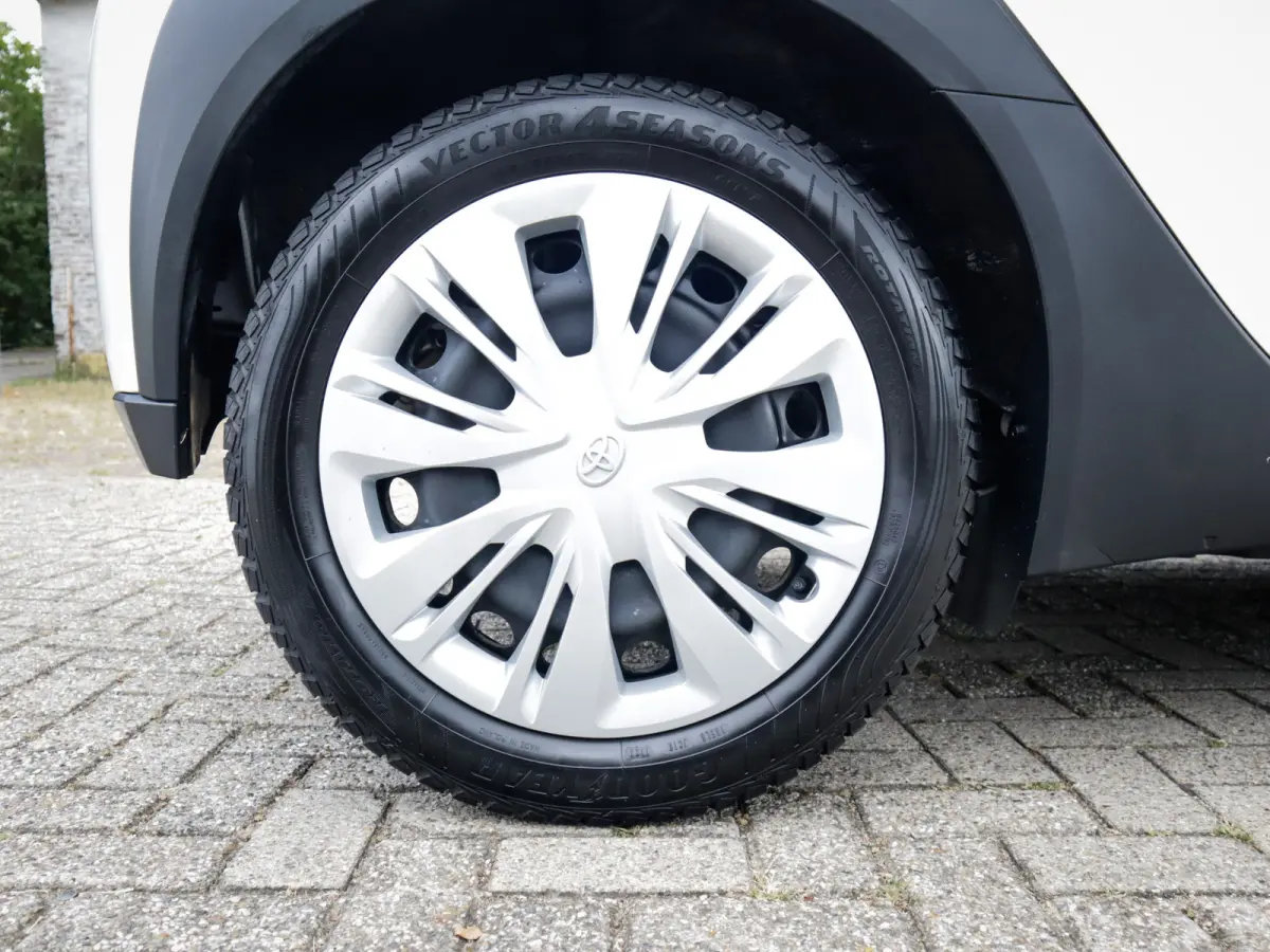 1.0 VVT-i MT Play 1e-Eig. & Keurig-Onderh. BOVAG-Garantie. NL-Auto.
