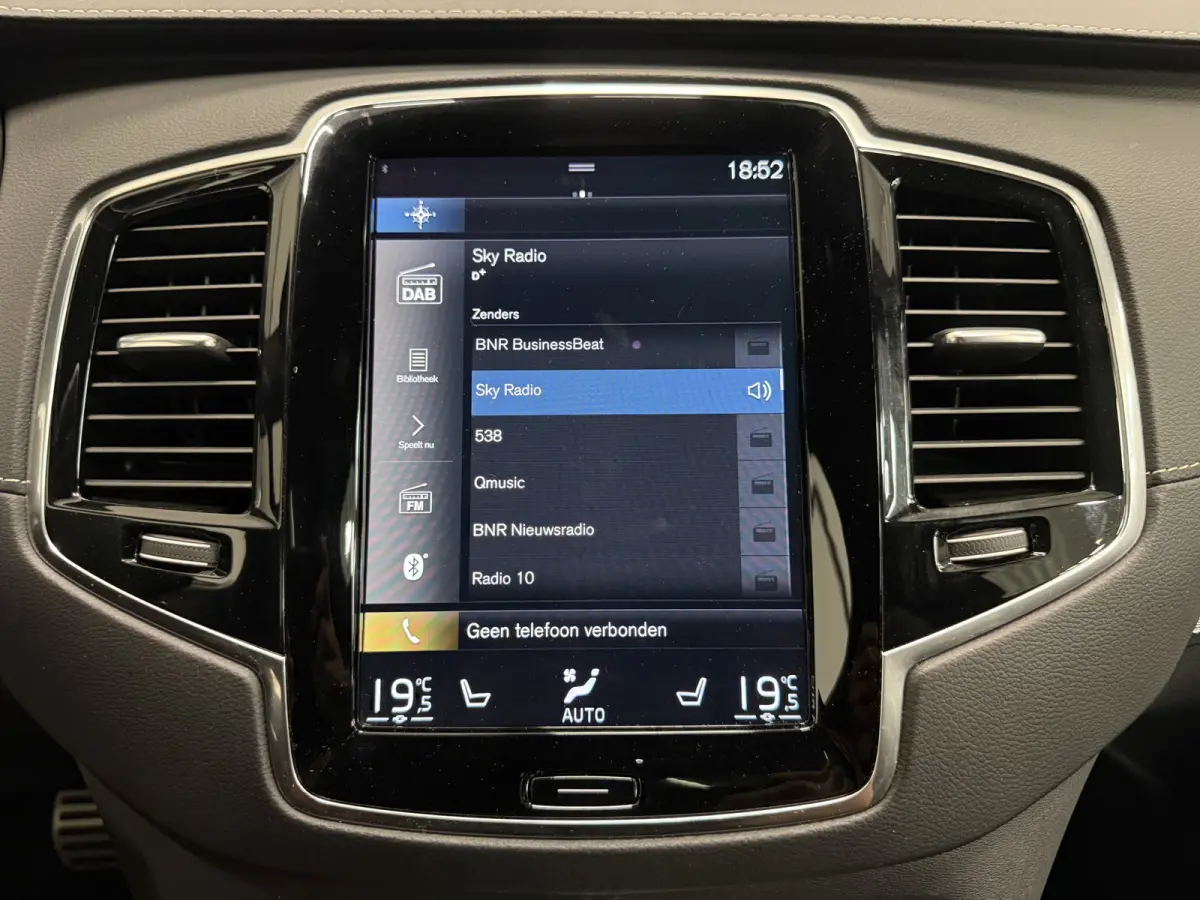 T8 Recharge AWD R-Design PANO/TREKHAAK/SOH 93,7%/HEAD-UP/22"/H&K/MEMORY/ALCANTARA-LEER/360CAMERA/ACC/PILOT-ASSIST/PRIVACY/BLACK-DESIGN/DONKERE-HEMEL/CRYSTAL-WEISS PARELMOER/NET OH BEURT GEHA