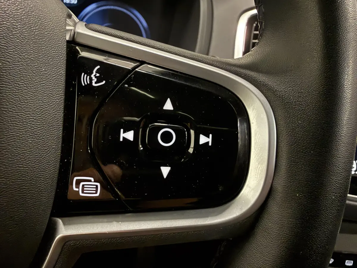 T8 Recharge AWD R-Design PANO/TREKHAAK/SOH 93,7%/HEAD-UP/22"/H&K/MEMORY/ALCANTARA-LEER/360CAMERA/ACC/PILOT-ASSIST/PRIVACY/BLACK-DESIGN/DONKERE-HEMEL/CRYSTAL-WEISS PARELMOER/NET OH BEURT GEHA