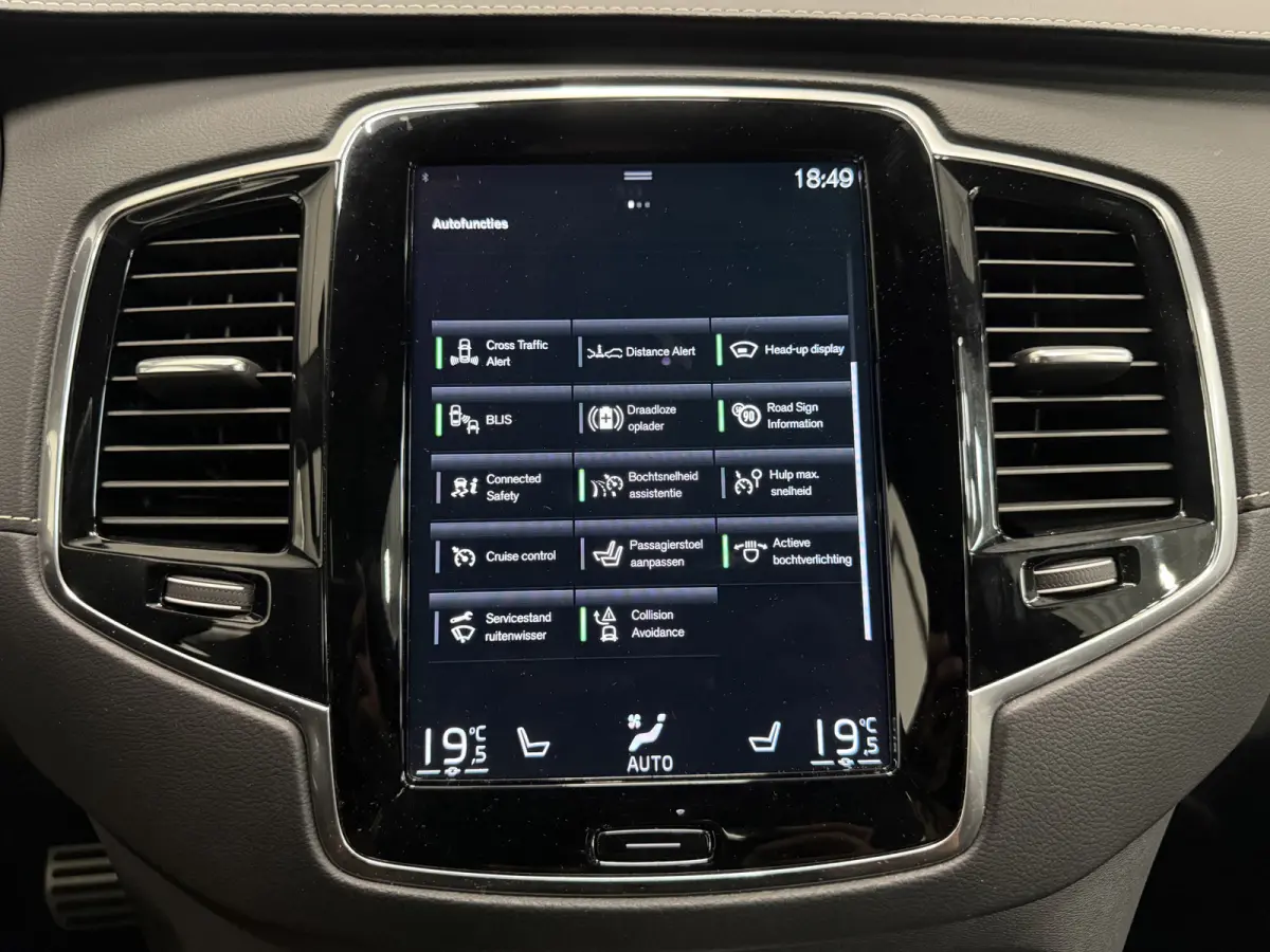 T8 Recharge AWD R-Design PANO/TREKHAAK/SOH 93,7%/HEAD-UP/22"/H&K/MEMORY/ALCANTARA-LEER/360CAMERA/ACC/PILOT-ASSIST/PRIVACY/BLACK-DESIGN/DONKERE-HEMEL/CRYSTAL-WEISS PARELMOER/NET OH BEURT GEHA