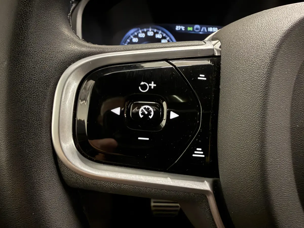 T8 Recharge AWD R-Design PANO/TREKHAAK/SOH 93,7%/HEAD-UP/22"/H&K/MEMORY/ALCANTARA-LEER/360CAMERA/ACC/PILOT-ASSIST/PRIVACY/BLACK-DESIGN/DONKERE-HEMEL/CRYSTAL-WEISS PARELMOER/NET OH BEURT GEHA