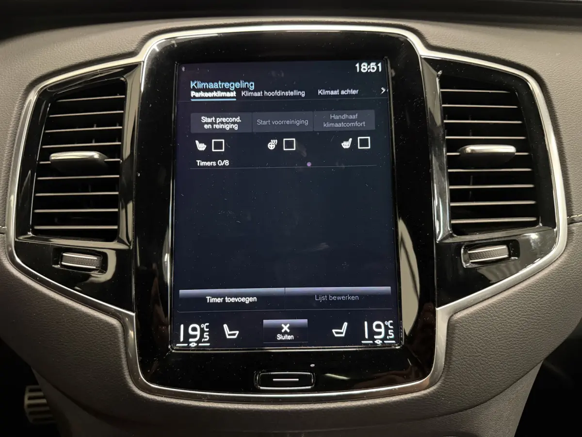 T8 Recharge AWD R-Design PANO/TREKHAAK/SOH 93,7%/HEAD-UP/22"/H&K/MEMORY/ALCANTARA-LEER/360CAMERA/ACC/PILOT-ASSIST/PRIVACY/BLACK-DESIGN/DONKERE-HEMEL/CRYSTAL-WEISS PARELMOER/NET OH BEURT GEHA
