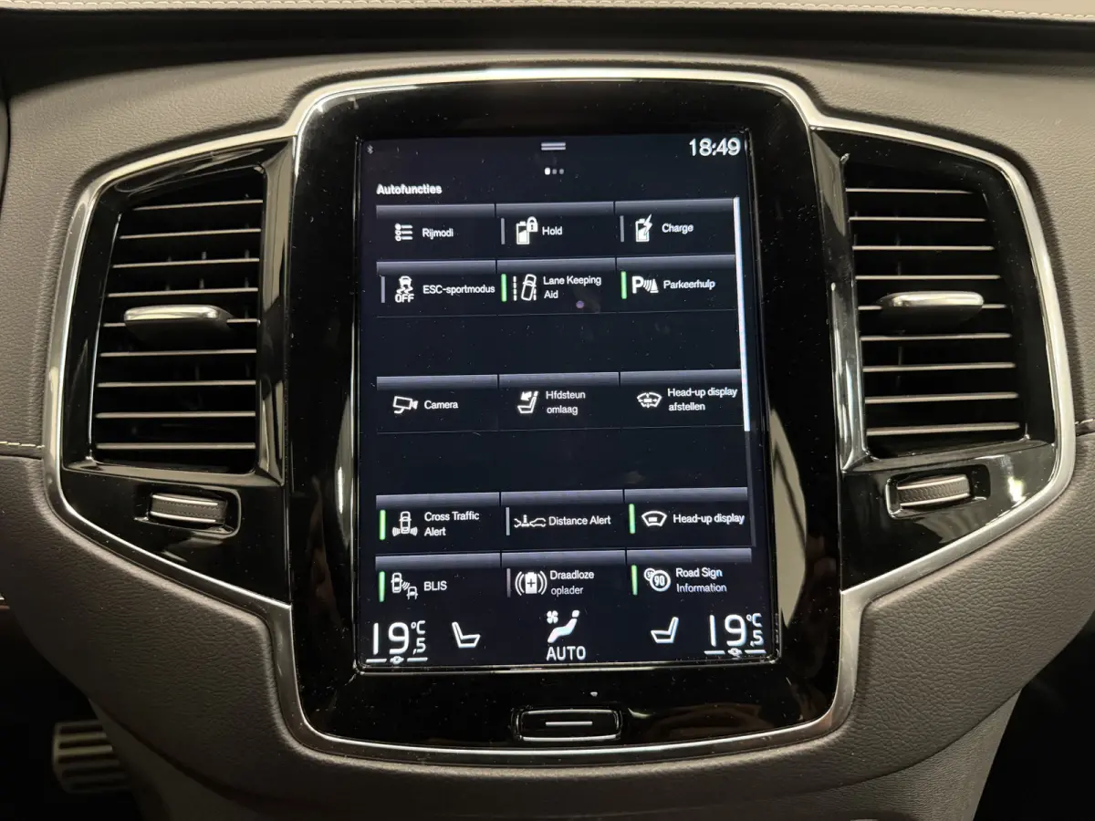 T8 Recharge AWD R-Design PANO/TREKHAAK/SOH 93,7%/HEAD-UP/22"/H&K/MEMORY/ALCANTARA-LEER/360CAMERA/ACC/PILOT-ASSIST/PRIVACY/BLACK-DESIGN/DONKERE-HEMEL/CRYSTAL-WEISS PARELMOER/NET OH BEURT GEHA