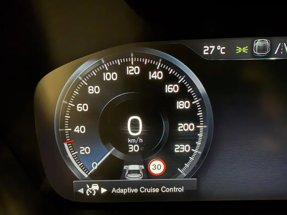 T8 Recharge AWD R-Design PANO/TREKHAAK/SOH 93,7%/HEAD-UP/22"/H&K/MEMORY/ALCANTARA-LEER/360CAMERA/ACC/PILOT-ASSIST/PRIVACY/BLACK-DESIGN/DONKERE-HEMEL/CRYSTAL-WEISS PARELMOER/NET OH BEURT GEHA