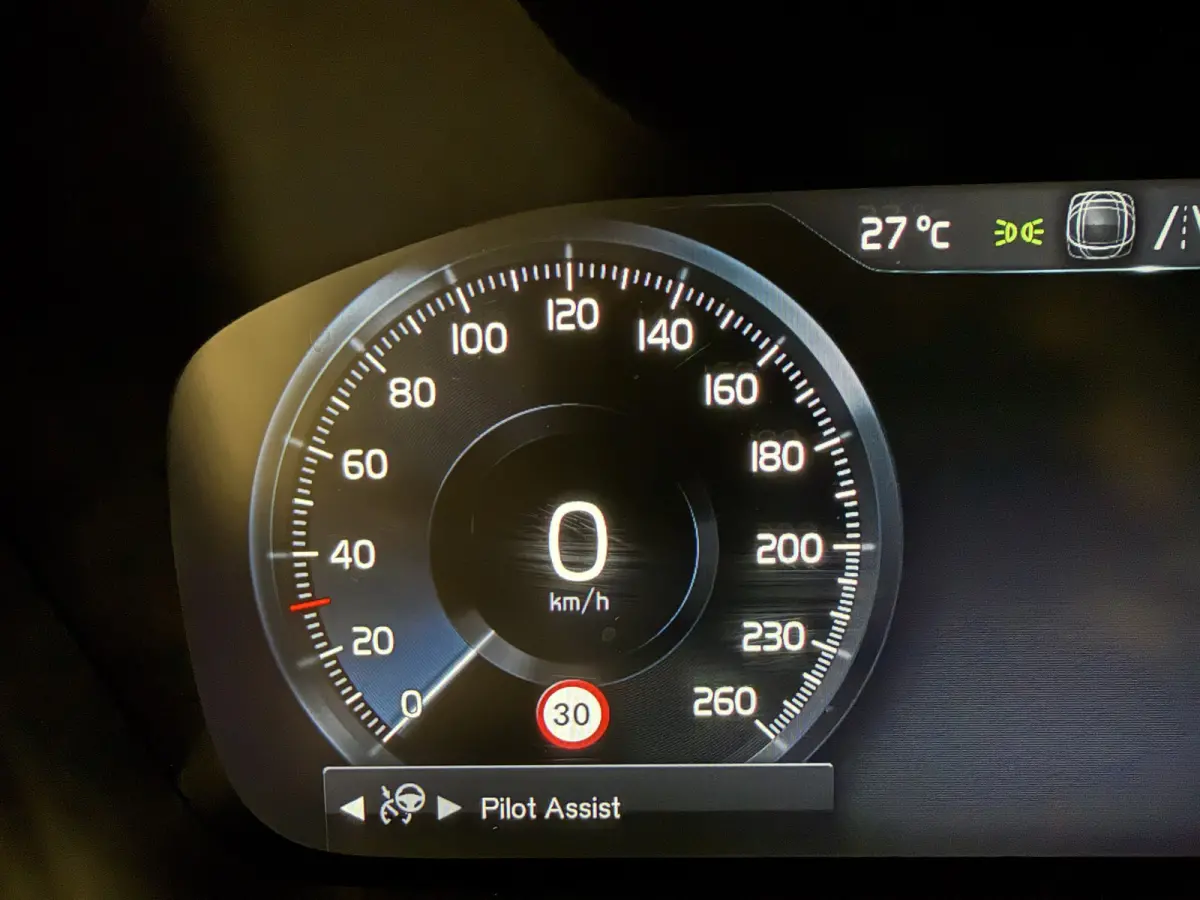 T8 Recharge AWD R-Design PANO/TREKHAAK/SOH 93,7%/HEAD-UP/22"/H&K/MEMORY/ALCANTARA-LEER/360CAMERA/ACC/PILOT-ASSIST/PRIVACY/BLACK-DESIGN/DONKERE-HEMEL/CRYSTAL-WEISS PARELMOER/NET OH BEURT GEHA
