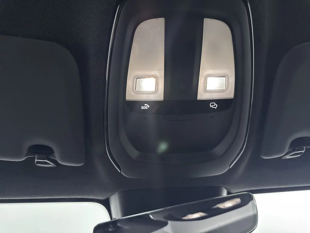 Single Motor Extended Range Plus Europa 82 kWh | Achterbank verwarmd | Achteruitrijcamera | Apple Carplay/Android Auto|telefoonintegratie premium