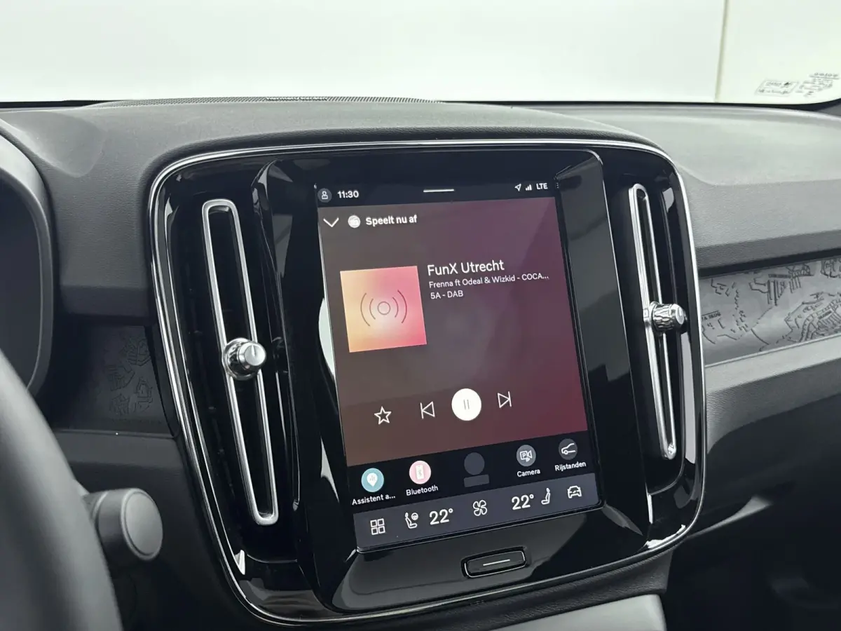 Single Motor Extended Range Plus Europa 82 kWh | Achterbank verwarmd | Achteruitrijcamera | Apple Carplay/Android Auto|telefoonintegratie premium