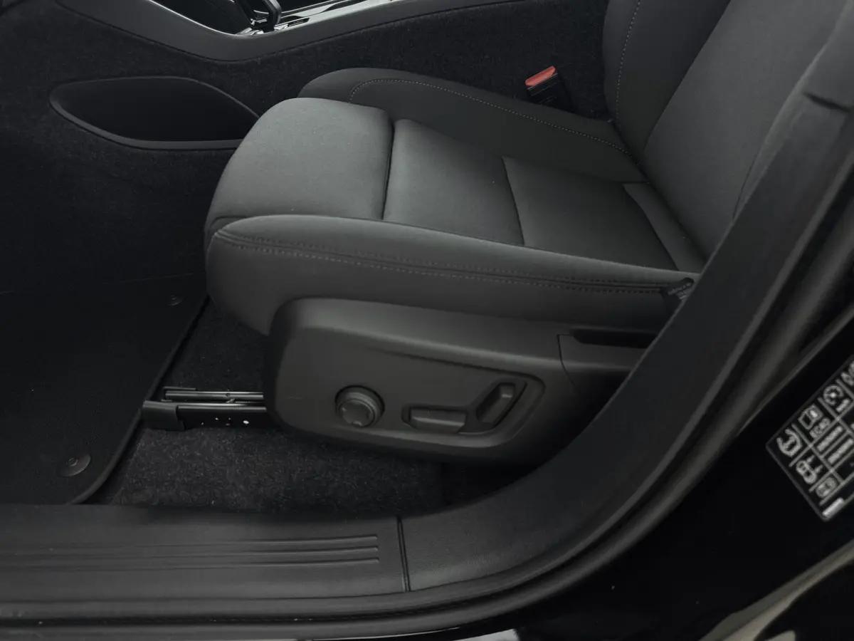 Single Motor Extended Range Plus Europa 82 kWh | Achterbank verwarmd | Achteruitrijcamera | Apple Carplay/Android Auto|telefoonintegratie premium
