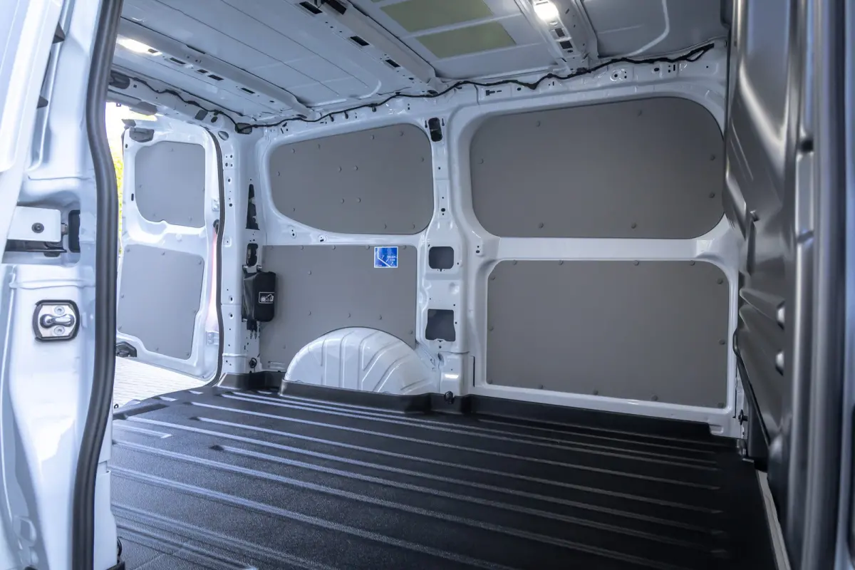 320 L1H1 Trend 71kWh 71kWH | Grotere Accu | Carplay | 2300kg trekgewicht |