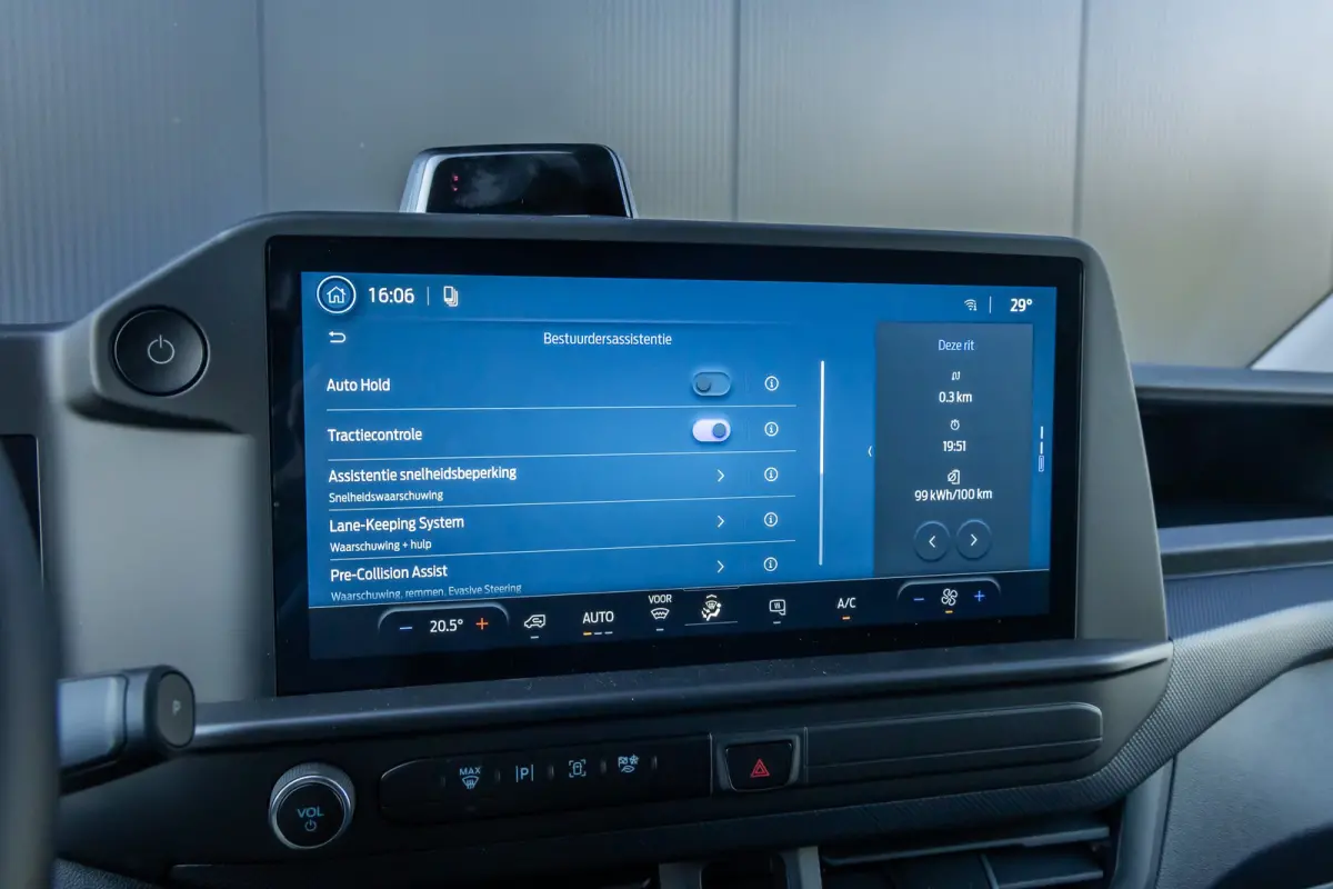 320 L1H1 Trend 71kWh 71kWH | Grotere Accu | Carplay | 2300kg trekgewicht |