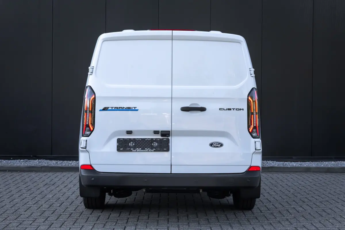 320 L1H1 Trend 71kWh 71kWH | Grotere Accu | Carplay | 2300kg trekgewicht |