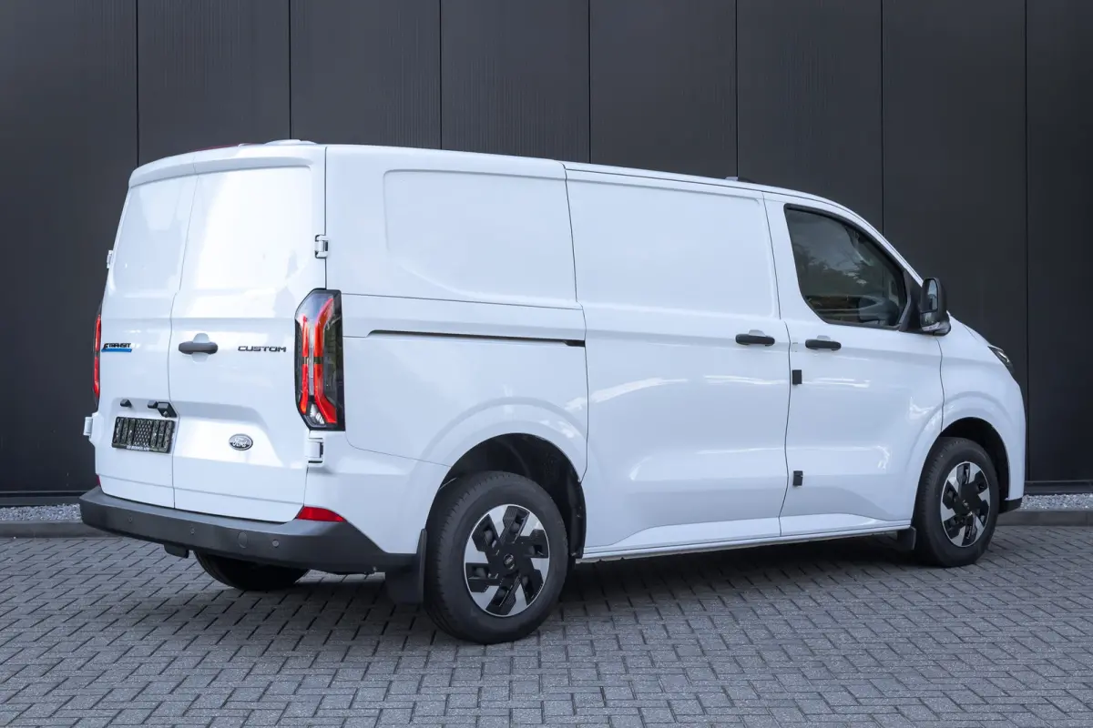 320 L1H1 Trend 71kWh 71kWH | Grotere Accu | Carplay | 2300kg trekgewicht |