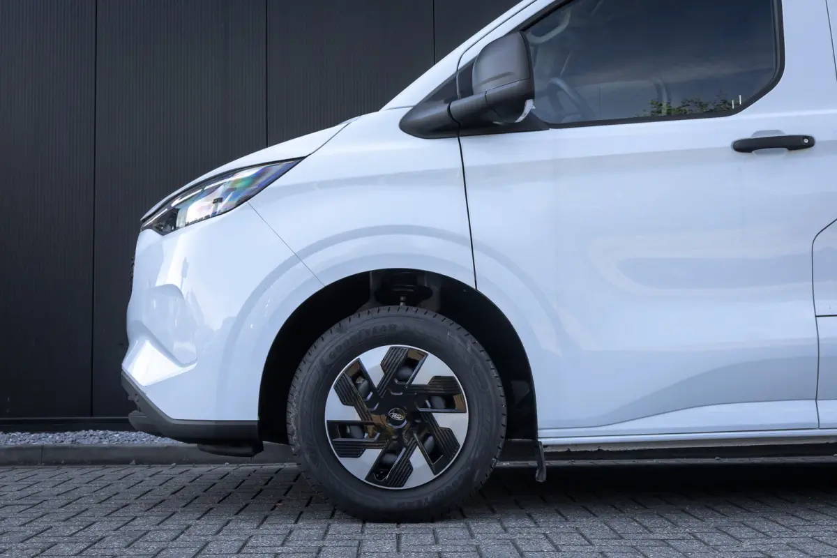 320 L1H1 Trend 71kWh 71kWH | Grotere Accu | Carplay | 2300kg trekgewicht |