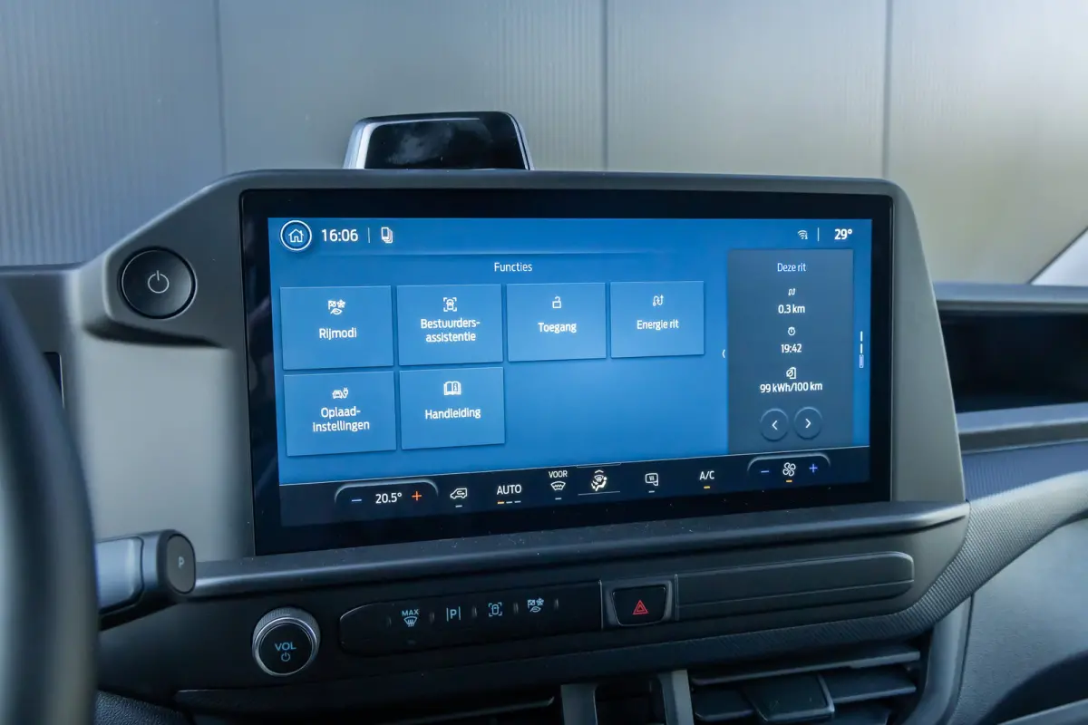320 L1H1 Trend 71kWh 71kWH | Grotere Accu | Carplay | 2300kg trekgewicht |