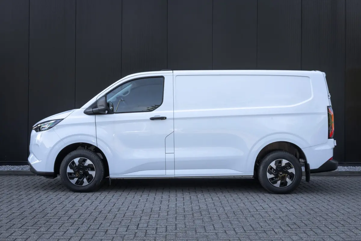 320 L1H1 Trend 71kWh 71kWH | Grotere Accu | Carplay | 2300kg trekgewicht |