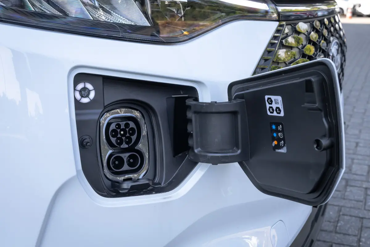320 L1H1 Trend 71kWh 71kWH | Grotere Accu | Carplay | 2300kg trekgewicht |