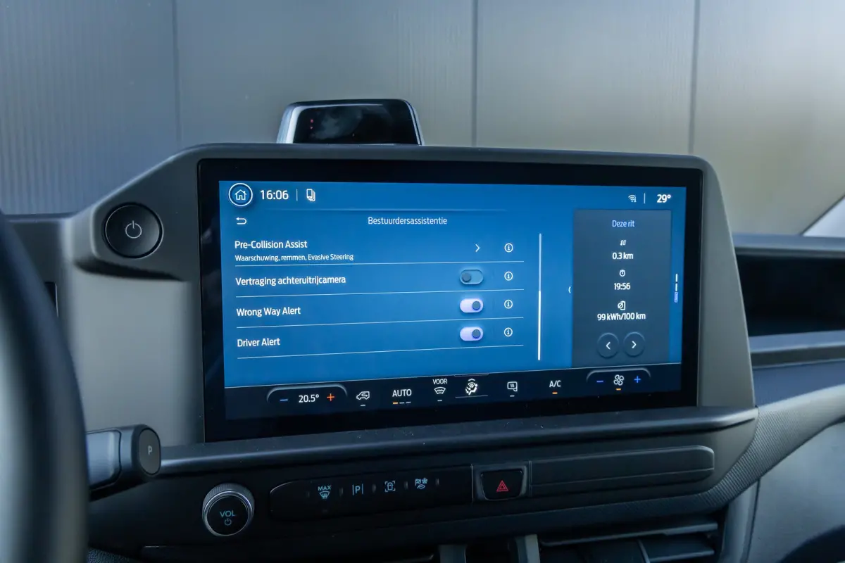 320 L1H1 Trend 71kWh 71kWH | Grotere Accu | Carplay | 2300kg trekgewicht |
