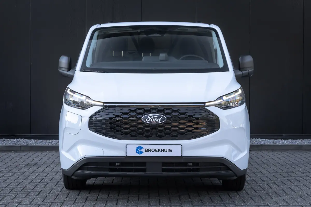 320 L1H1 Trend 71kWh 71kWH | Grotere Accu | Carplay | 2300kg trekgewicht |