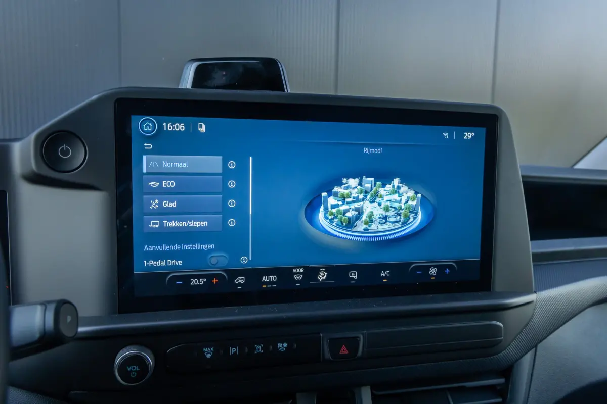 320 L1H1 Trend 71kWh 71kWH | Grotere Accu | Carplay | 2300kg trekgewicht |