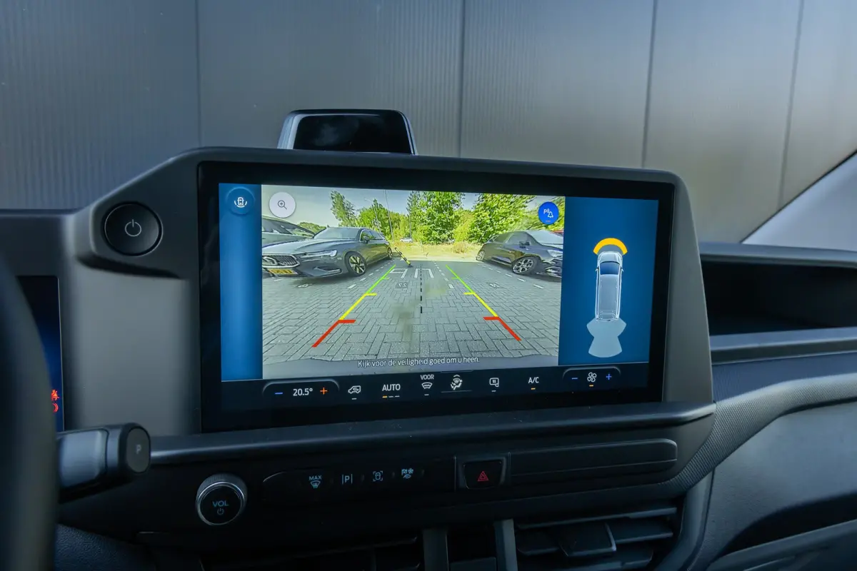 320 L1H1 Trend 71kWh 71kWH | Grotere Accu | Carplay | 2300kg trekgewicht |