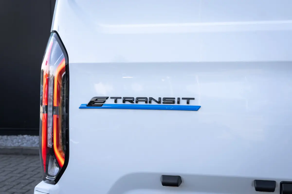 320 L1H1 Trend 71kWh 71kWH | Grotere Accu | Carplay | 2300kg trekgewicht |