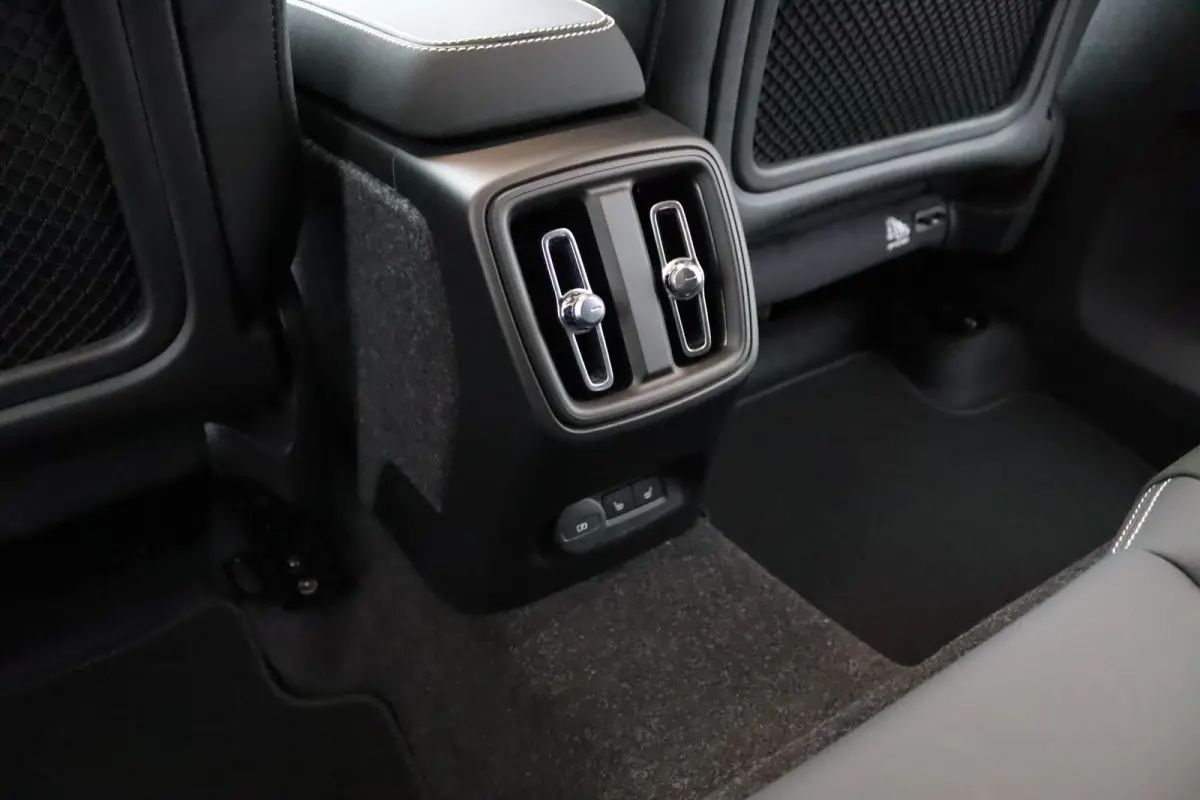 Black Edition Ultra Europa Single Motor Extended Range 82 kWh | Achterbank verwarmd | Apple Carplay/Android Auto|telefoonintegratie premium | Comfortstoel(en)