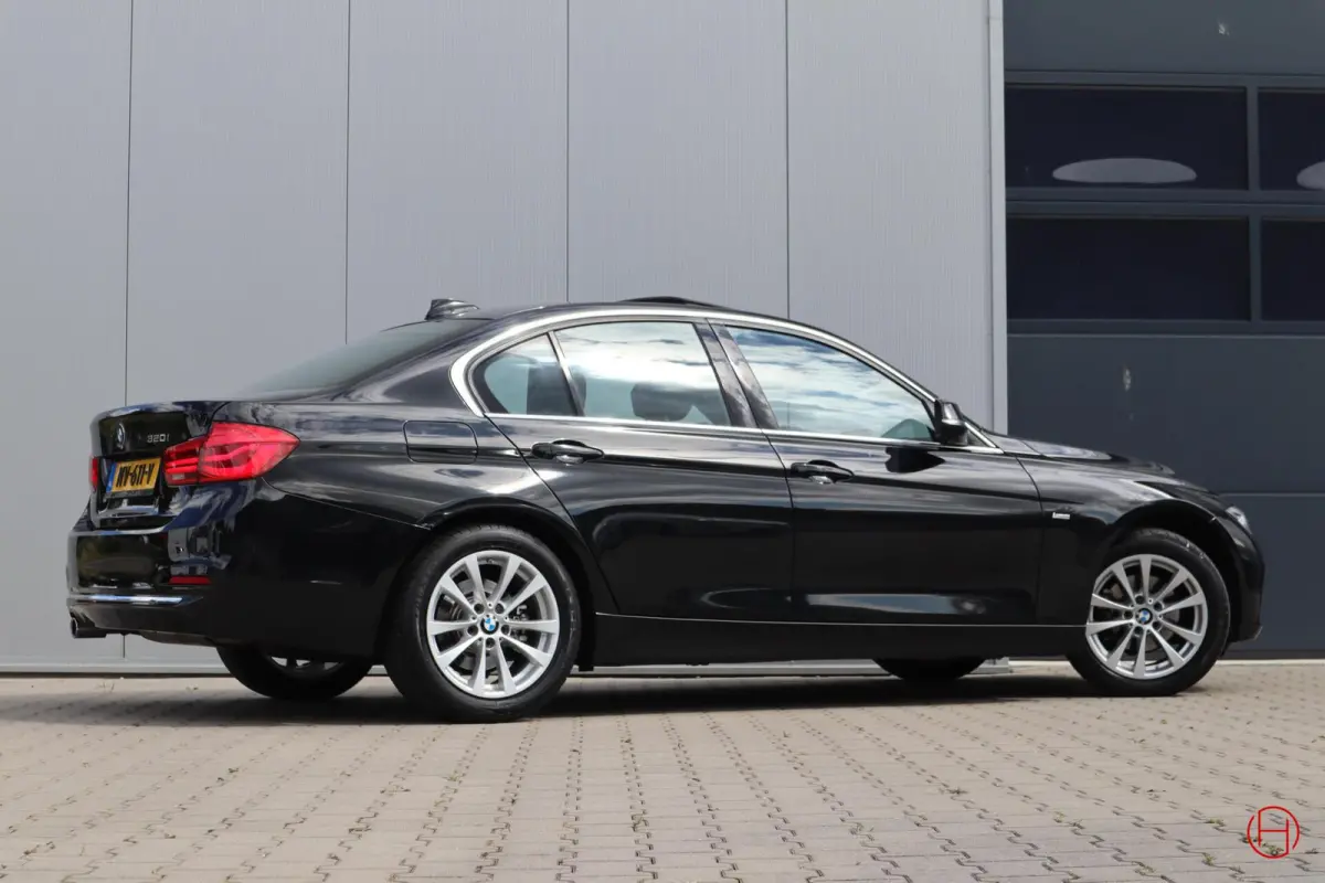 320i Luxury Line