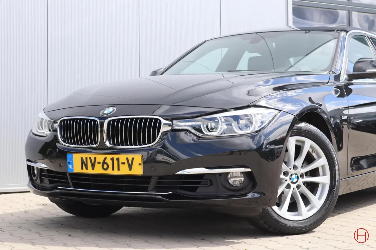 320i Luxury Line