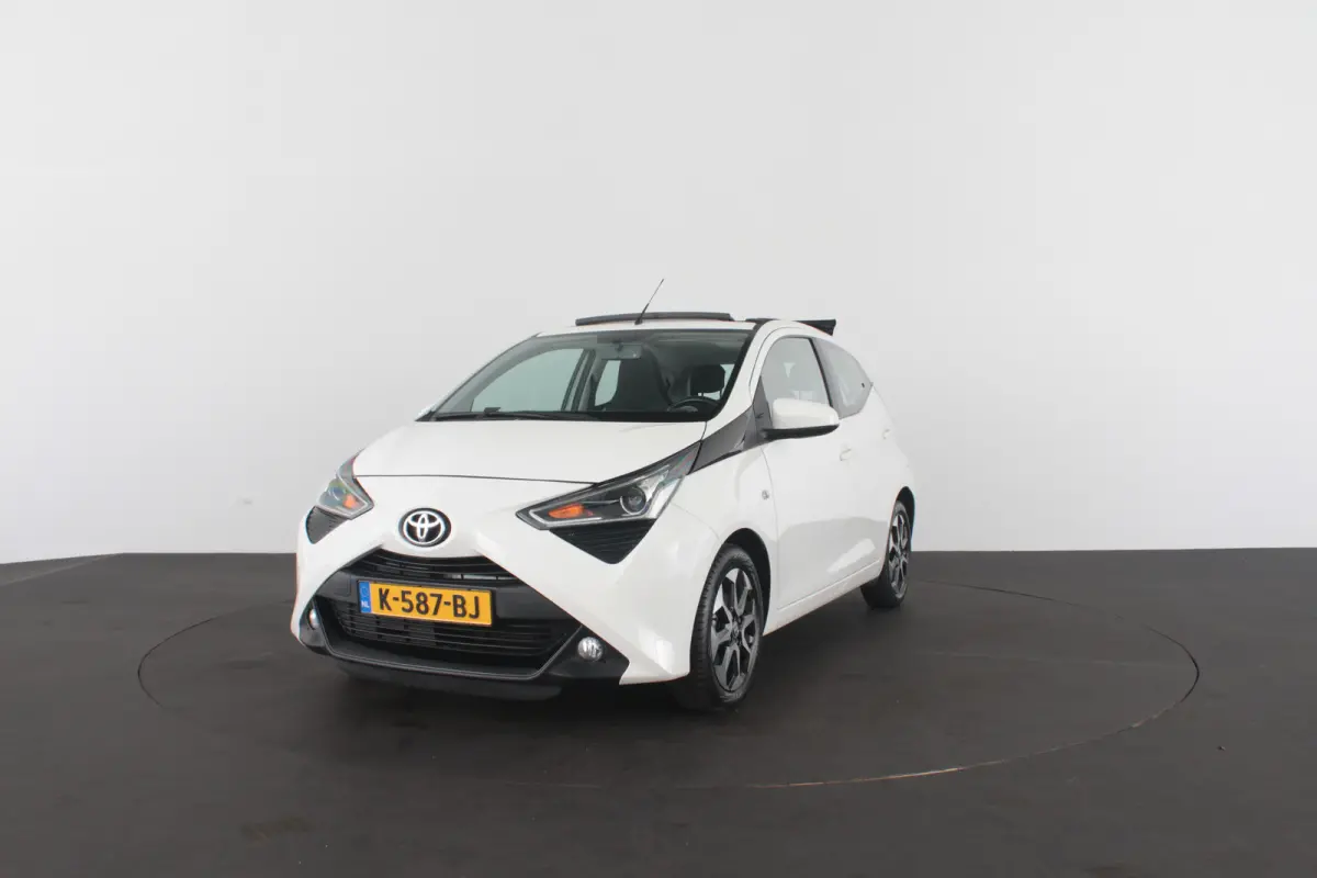 1.0 VVT-i x-joy > Schuifdak/Camera/Navigatie via (Apple CarPlay / Android Auto)